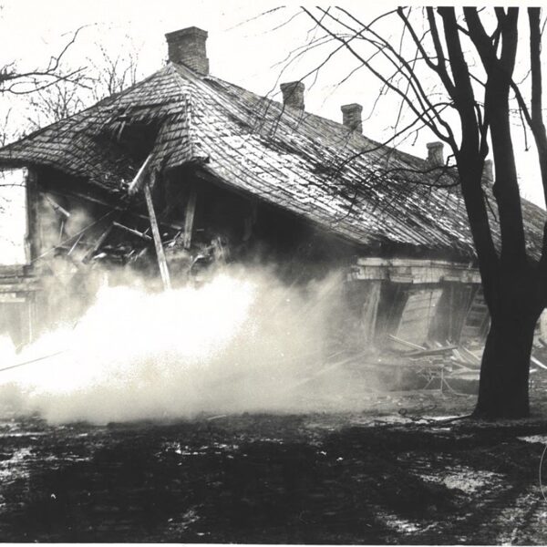 Pamatskolas nojaukšana 1974. gadā.