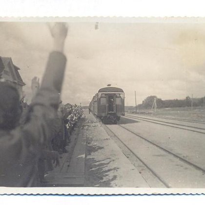 Dobeles dzelzceļa stacijā ienāk svētku vilciens. 1929. gada 25. septembris.
